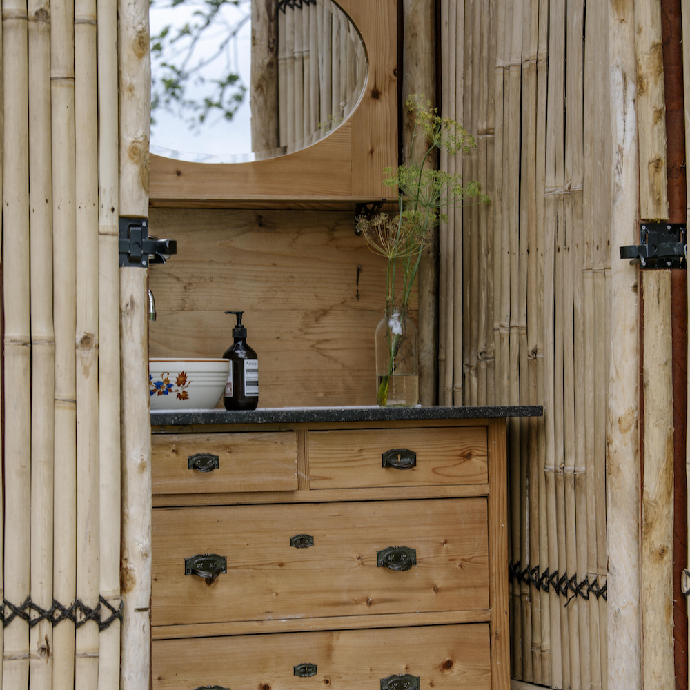 Badhuis met rotan scheidingswanden