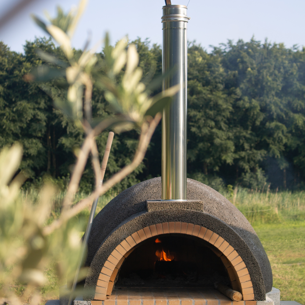 Pizza oven in de buitenlucht