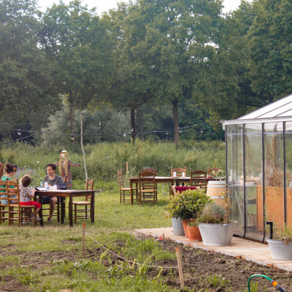 Restaurant met kas in het gras
