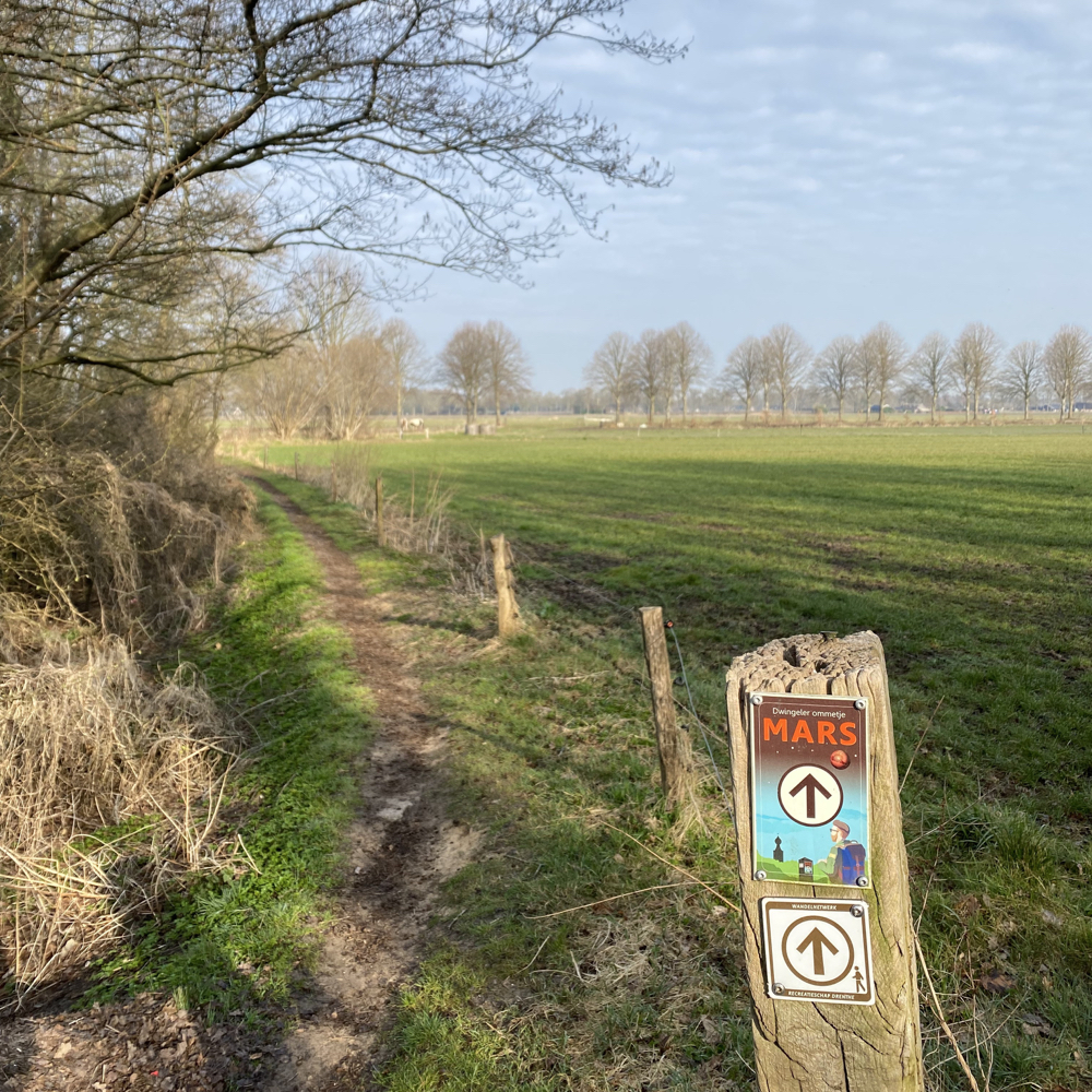 Paaltje met route aanduidingen